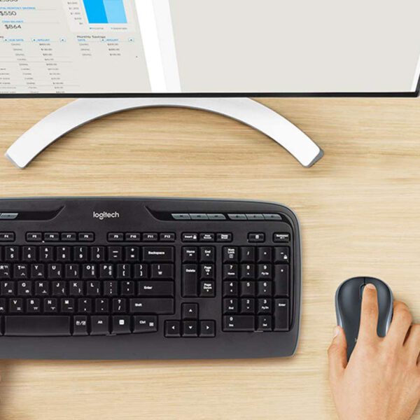 Mit Logitech MK330 erleben Sie pures Entertainment bei absoluter Mobilität. Das Set besteht aus einer Wireless Tastatur und Maus. Die tragbare, komfortable Maus eignet sich auch perfekt für unterwegs. Dank der ultraflachen, flüsterleisen Tasten der Wireless-Tastatur entdecken Sie ein neues Gefühl des Tippens von Chatnachrichten, E-Mails und Textdokumenten.